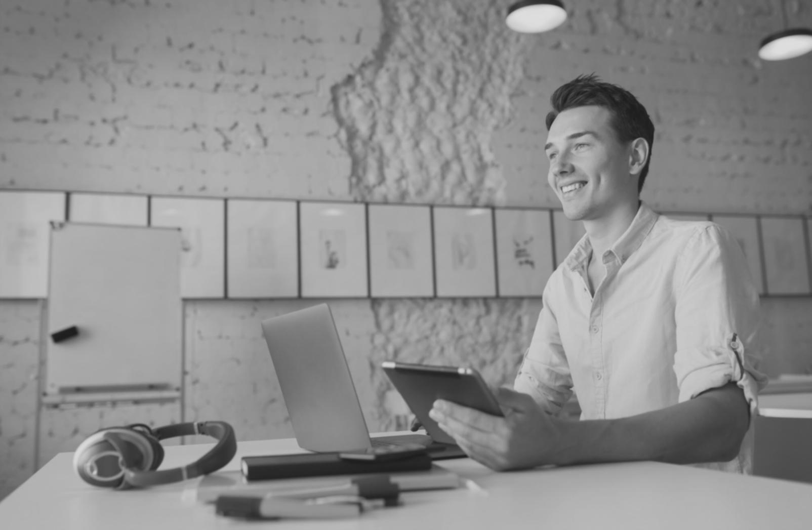 Fotografo naturalista che cattura immagini di fauna selvatica nel loro habitat naturale