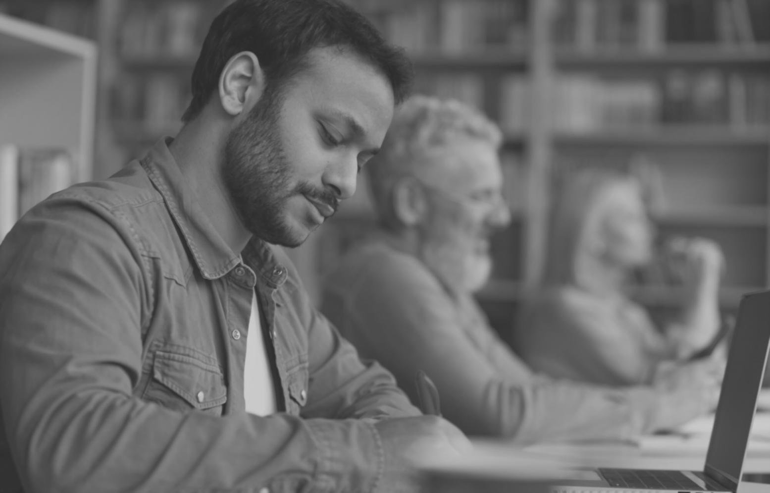 Fotografo naturalista all'alba che immortala la fauna selvatica nel suo habitat naturale, esempio dell'esperienza che offriamo nei nostri corsi
